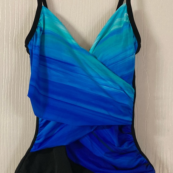 Embrace your Curves by Miracle Brands One Piece Swimsuit Small - Picture 3 of 9